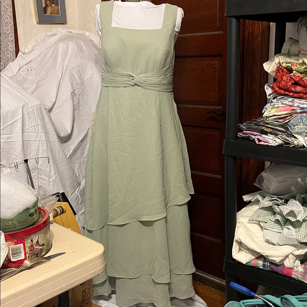 Elegant Green Sleeveless Gown